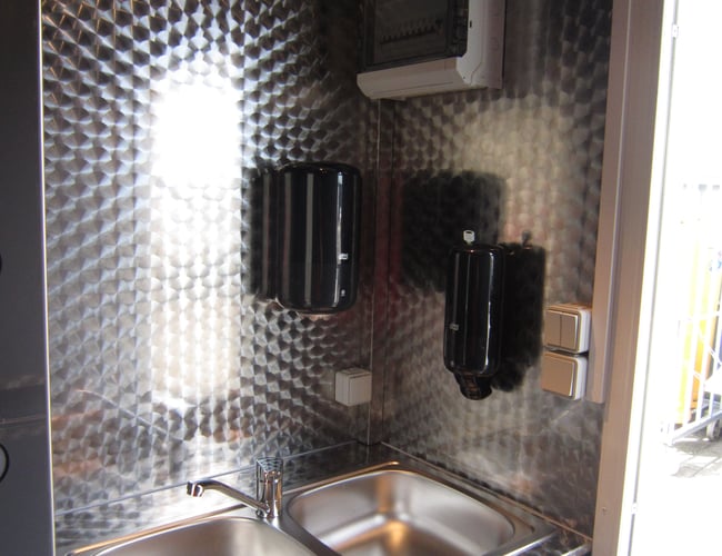 Foodtruck med salg af spydstegte kyllinger, sandwich og lækker tilbehør