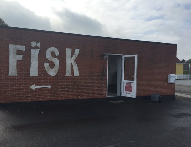 FISKEBUTIK , CAFE, RØGERI SAMT FASTE  FISKETURE TIL FISKEBIL ...UDLEJES - fortsat i drift og en unik mulighed... Kom frisk 