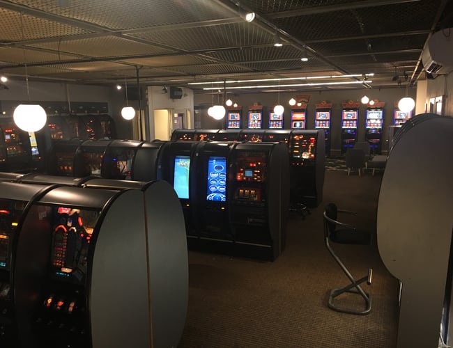 Attraktiv nyrenoveret spillehal midt i Århus med 75 spilleautomater