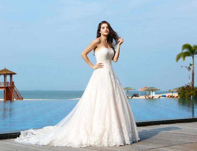 Velkendt butik har brug for nye kræfter -  Brudekjole, selskabskjole og konfirmationskjoler