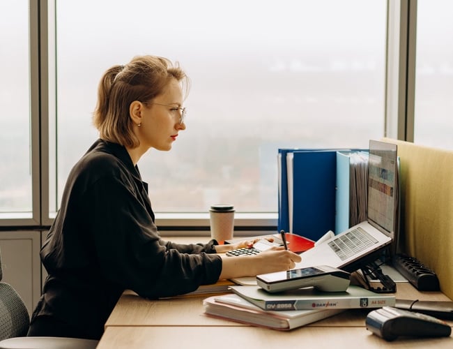 Bogholder kunder til salg - Årlig omsætning: 306.000 kr. - Faste kunder gennem flere år.  Momsopgørelse og regnskab. (2-4 gange årligt)