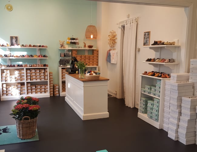 Flot butik med børnesko og stor fast kundeskare i København