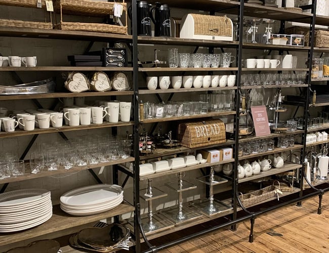 Webshop med møbler og interiør, ligger 1. på google på udvalgte nøgleord. Mulighed for tilkøb af varelager samt butiksinteriør og belysning til 350m2