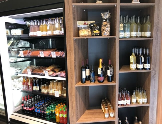 Anerkendt slagterbutik med mad-ud-af-huset i Nakskov. Omsætning i 17/18 på 3,439 mio. kr (ex. moms). God mulighed for slagter alene eller som et makkerskab ml. 2 slagtere eller slagter og kok. OBS. Ny pris. Reduceret med 300.000 kr.