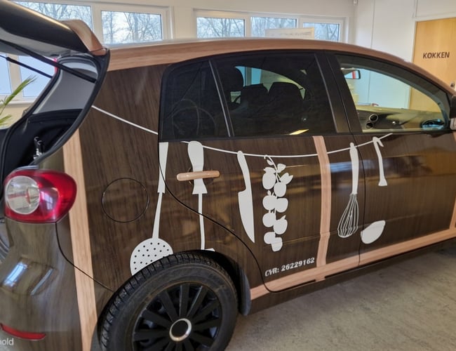 2 topmoderne salgsvogne med masser af udstyr og en Golf-van udstyret med øl- og kaffemaskine