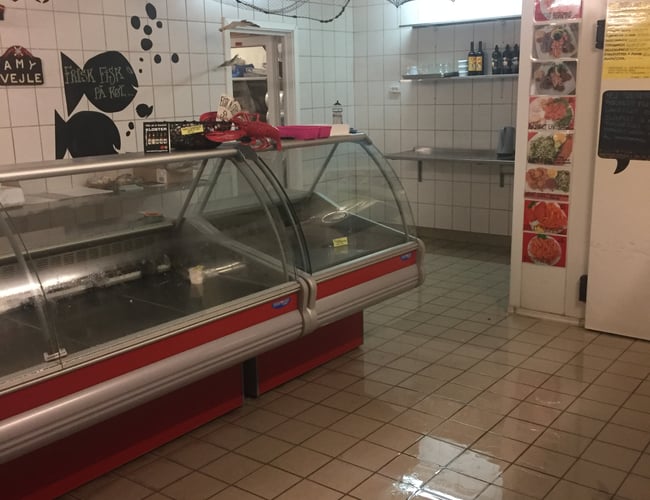 FISKEBUTIK , CAFE, RØGERI SAMT FASTE  FISKETURE TIL FISKEBIL ...UDLEJES - fortsat i drift og en unik mulighed... Kom frisk 