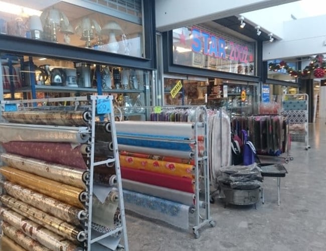 Gaveshop, husartikler & tæpper - Daglig omsætning ligger på ca: 4-4.600,- kr. - Vollsmose Torv - Til salg