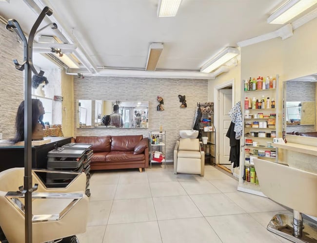 Frisør sælges i hjertet af København til 0 kr. - Køb andelen og få hele butikken med gratis - København N