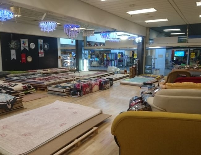 Gaveshop, husartikler & tæpper - Daglig omsætning ligger på ca: 4-4.600,- kr. - Vollsmose Torv - Til salg