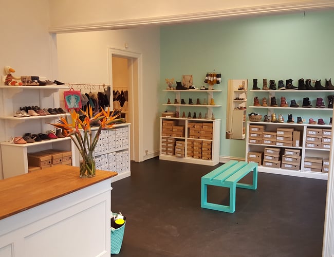 Flot butik med børnesko og stor fast kundeskare i København