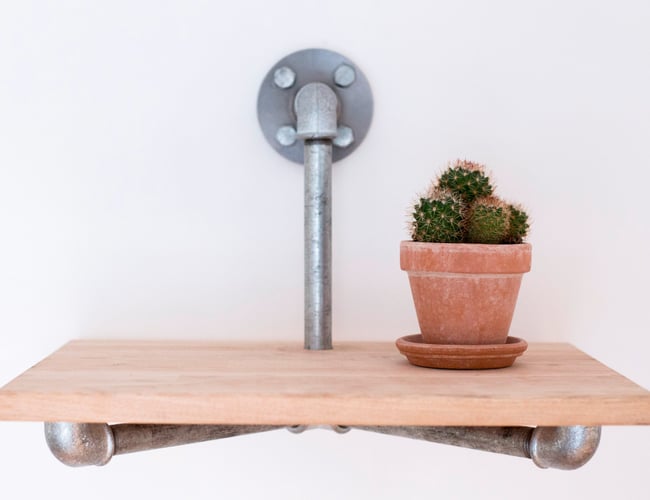 Produktion og webshop med træ og metal interiør