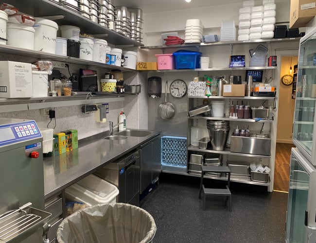 OBS NY HUSLEJE  Billigt lokale på super attraktivt sted i Roskilde gågade, tilladelse til mad! Husleje 120.000 pr år