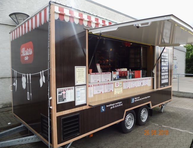Foodtruck med salg af spydstegte kyllinger, sandwich og lækker tilbehør