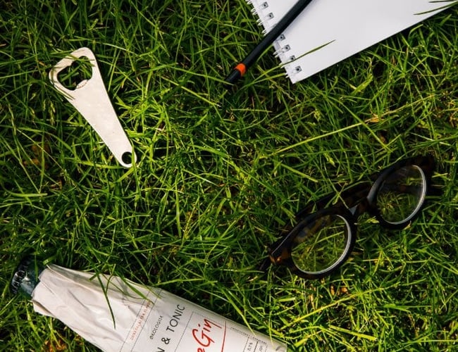 Overtagelse af drikkeklart gin & tonic koncept 