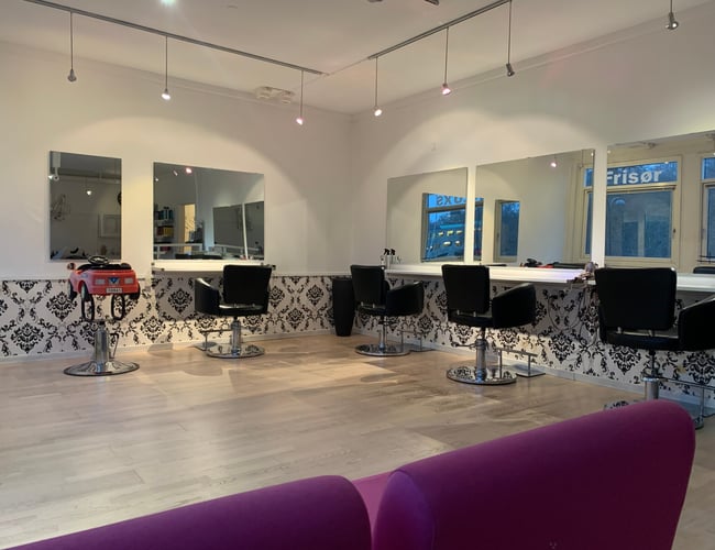 Stor salon centralt i Holte - Salonen er ca 65 m2 - Til salg