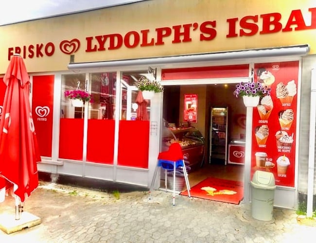 Isbar (sæson) til salg ligger på lille hyggelig gågade i Gilleleje. Butikken har eksisteret 25 år.