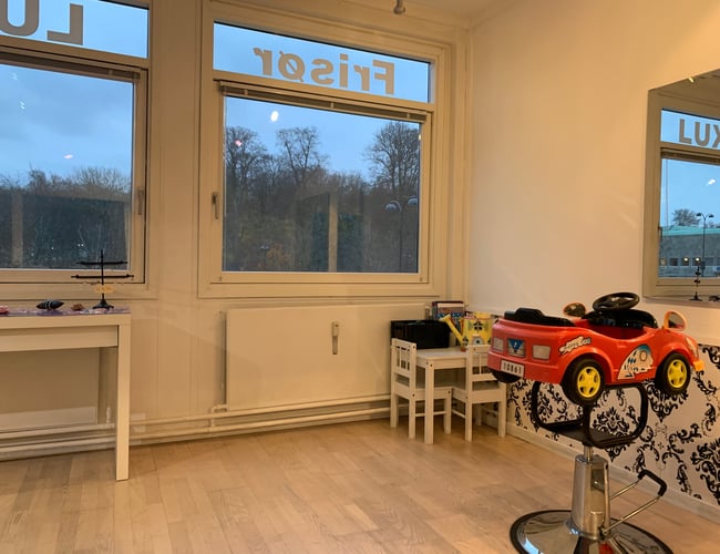 Stor salon centralt i Holte - Salonen er ca 65 m2 - Til salg