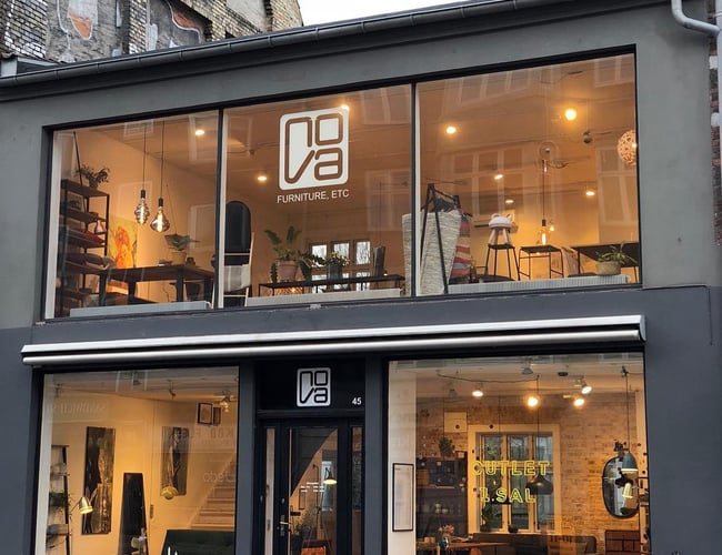 Møbelbutik på 230m2 i Valby Langgade med et attraktivt butiksfacade på 2. etager med en stor tør kælder!