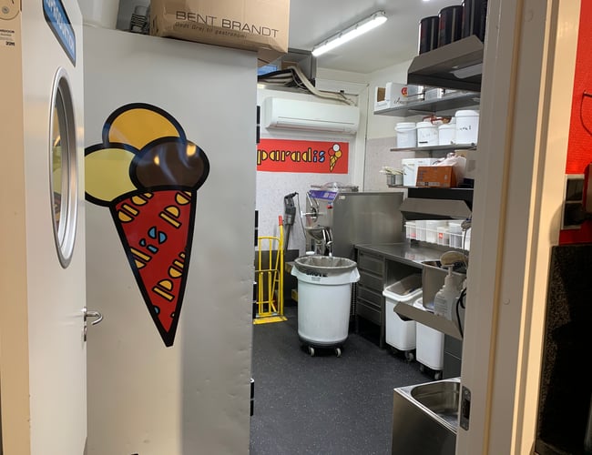 OBS NY HUSLEJE  Billigt lokale på super attraktivt sted i Roskilde gågade, tilladelse til mad! Husleje 120.000 pr år