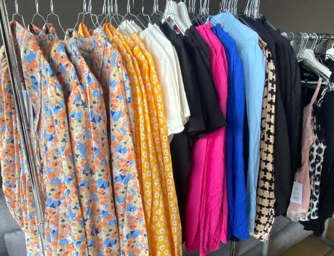 Varelager med tøj, sko og accessories