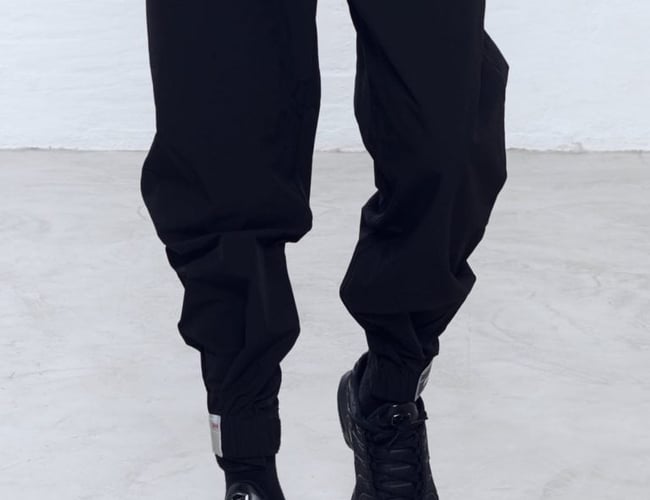 Varerlager street wear til mænd med varelageret bestående af sort T-shirts med logo