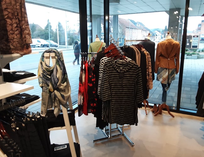 Kate K - Populær dametøj forretning i Silkeborg med 143 m2 sælges - Overskud på 275.000 kr.