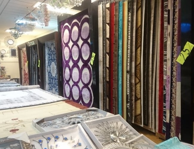 Gaveshop, husartikler & tæpper - Daglig omsætning ligger på ca: 4-4.600,- kr. - Vollsmose Torv - Til salg