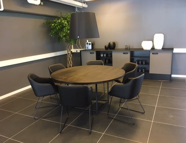 Woodstyle.dk specialforretning med håndlavede møbler i egetræ. - Overskud på 550.000kr. om året.