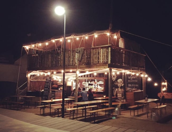 Guerilla Køkkenets Container restaurant fra " det fedtede hjørne "  i Hornbæk.
