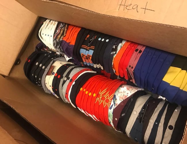 Stort varelager med NBA Caps, trøjer og accessories sælges billigt