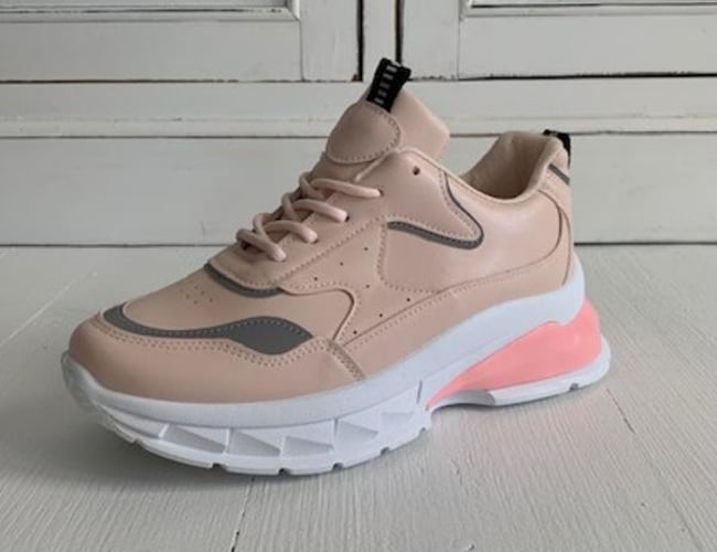 Flot eksklusiv webshop med salg af sko sælges - Omsætning 2021 kr. 64.000,00 kr. - Leverandør fra Europa