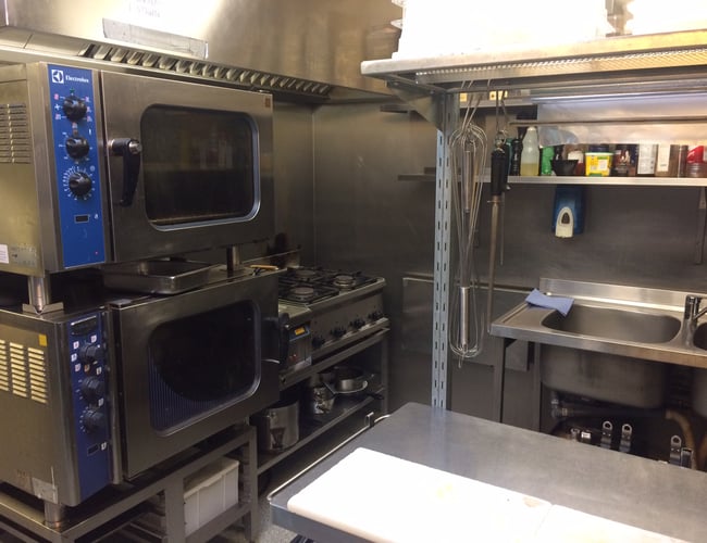 Cafe med høj oms. og lav husleje til salg