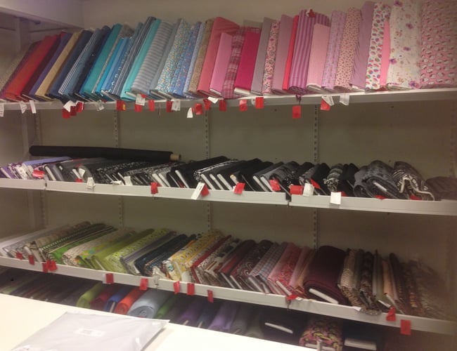 Lager + inventar til butik m. stof og sytilbehør