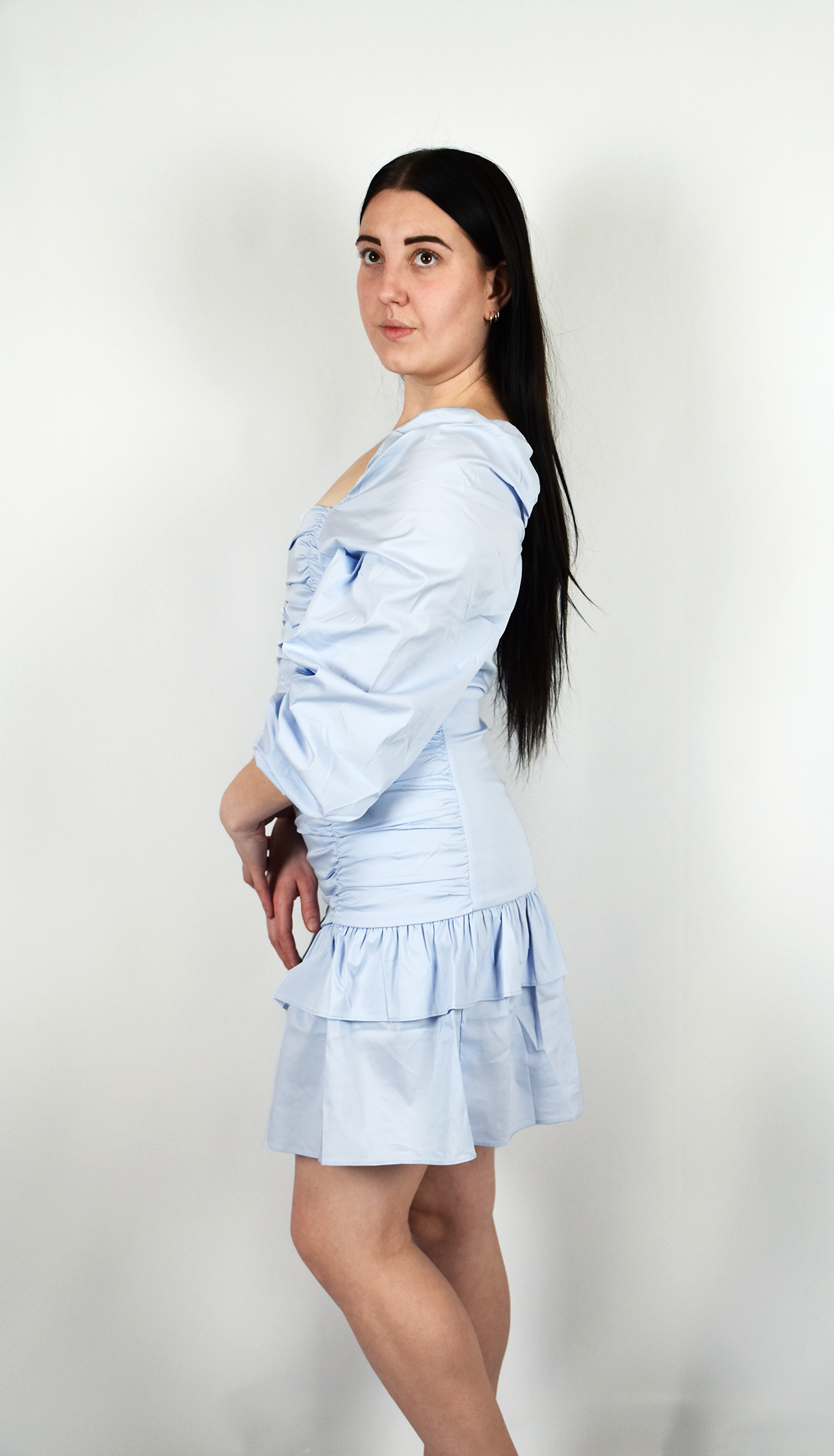 Salg af varelager med bæredygtigt tøj til unge kvinder i trendy designs