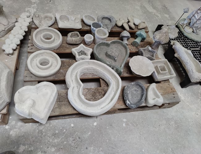 Betonstøbning af over 150 forskellige figurer. 