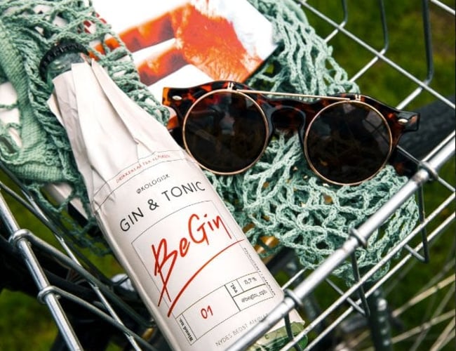 Overtagelse af drikkeklart gin & tonic koncept 