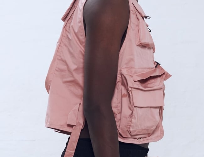 Varerlager street wear til mænd med varelageret bestående af sort T-shirts med logo