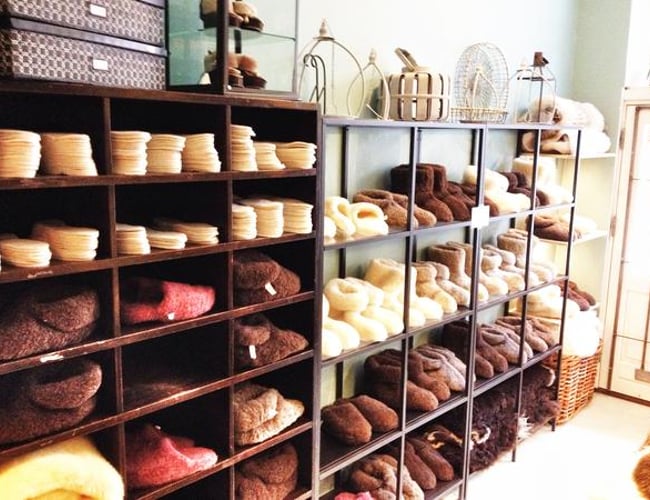 Engros og webshop med lammeskind og hjemmesko med høj avance. Overskud før skat: 300.000 kr.