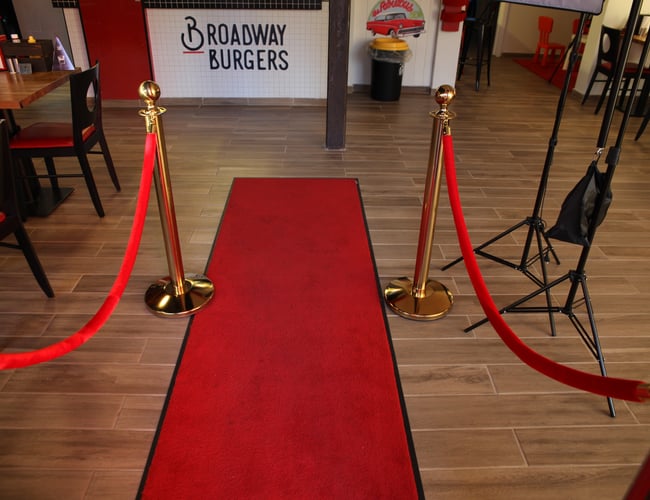 Broadwayburgers.dk ( Omsætning på 3.200.000 mio på 10,5mdr) - Flot nyrenoveret burger restaurant til salg med 185 kvm. - Overskud d.d. ca. 560.000 kr.