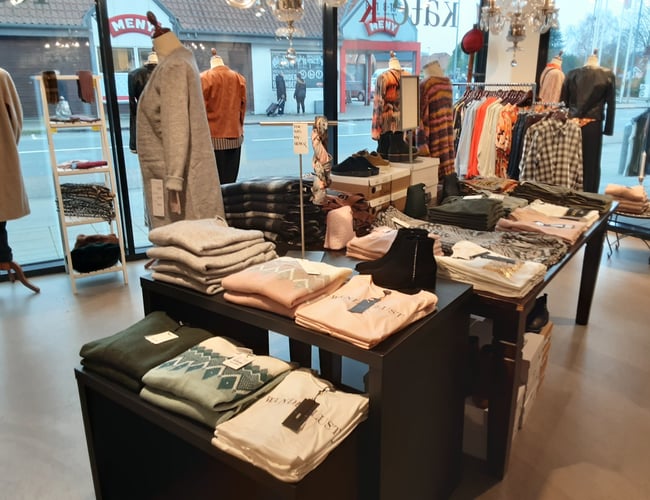 Kate K - Populær dametøj forretning i Silkeborg med 143 m2 sælges - Overskud på 275.000 kr.