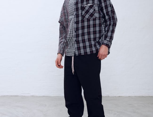 Varerlager street wear til mænd med varelageret bestående af sort T-shirts med logo