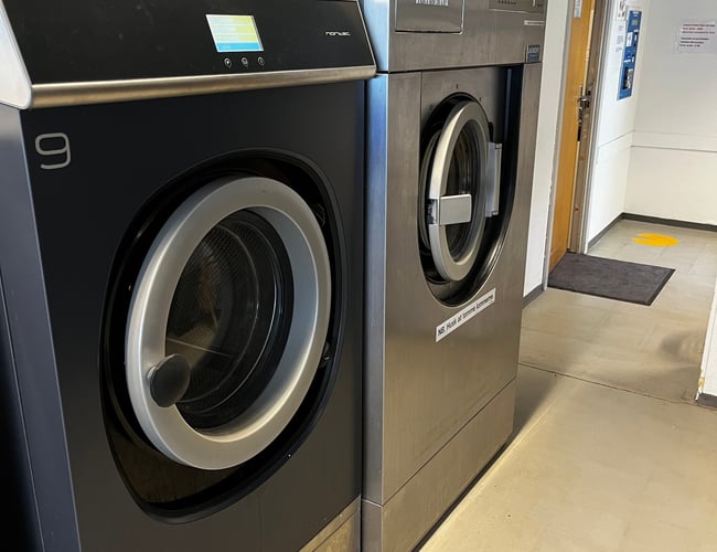 Vaskeri med  private og erhvervskunder til salg