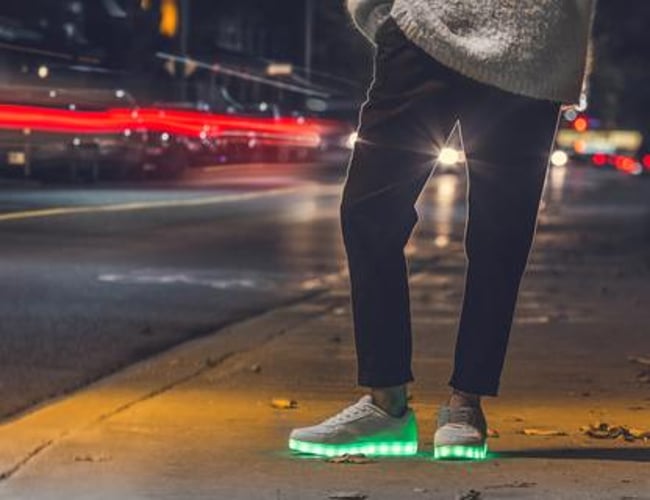 Wawo.dk -  Webshop med omsætning til salg. Shoppen sælger sneakers med LED lys i sålen, og er 100% selvkørende.  