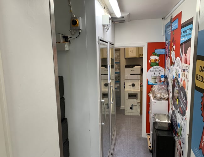 OBS NY HUSLEJE  Billigt lokale på super attraktivt sted i Roskilde gågade, tilladelse til mad! Husleje 120.000 pr år