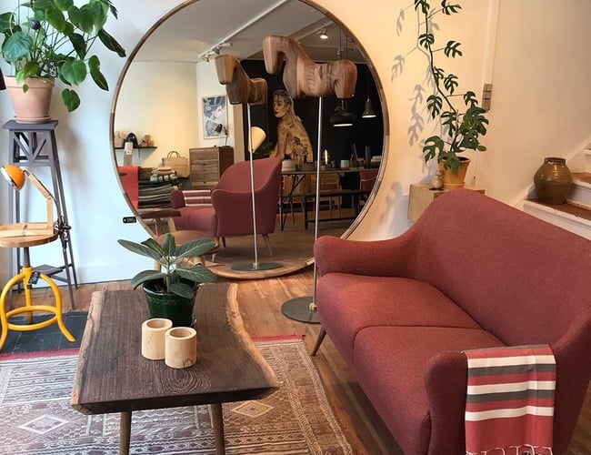 Møbelbutik på 230m2 i Valby Langgade med et attraktivt butiksfacade på 2. etager med en stor tør kælder!