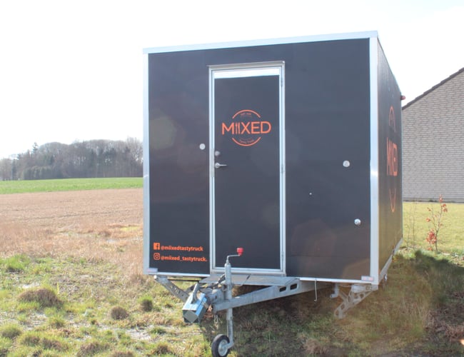 Helt ny foodtruck beklædt med folie i rustfrit aluminium til salg