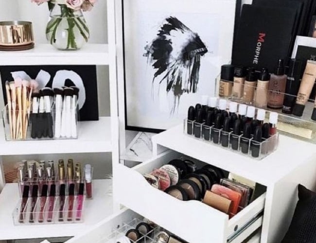 Førende niche webshop inden for makeup - Omsat for 377.000 kr. - Overskud på ca. 120.000 kr.