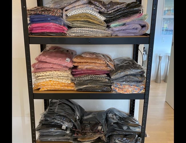 Varelager med tøj, sko og accessories