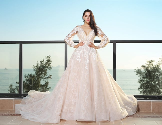 Velkendt butik har brug for nye kræfter -  Brudekjole, selskabskjole og konfirmationskjoler