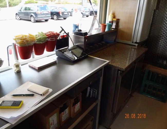 Salgsvogn med salg af spydstegte kyllinger, sandwich og lækker tilbehør